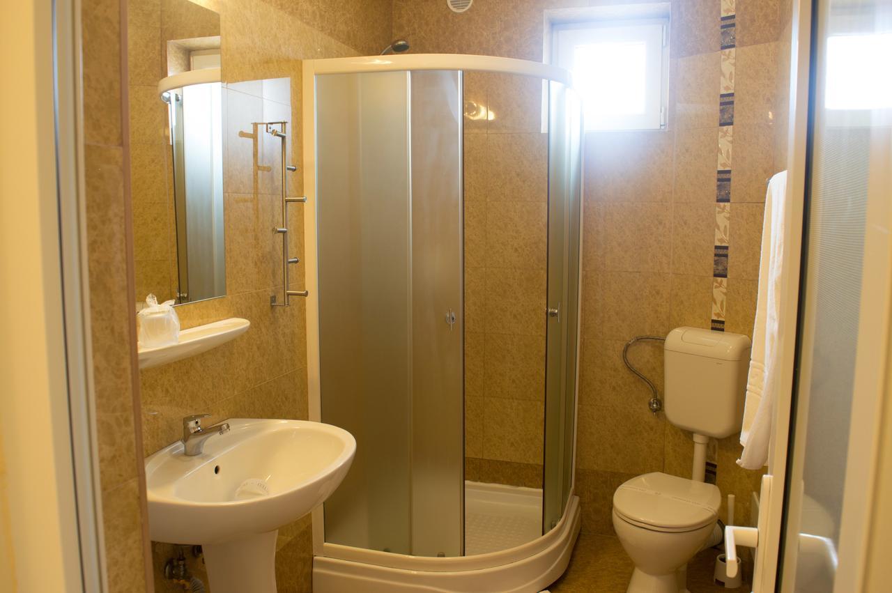 Vila Rosa 2 Hotel คลูจ-นาโปกา ภายนอก รูปภาพ