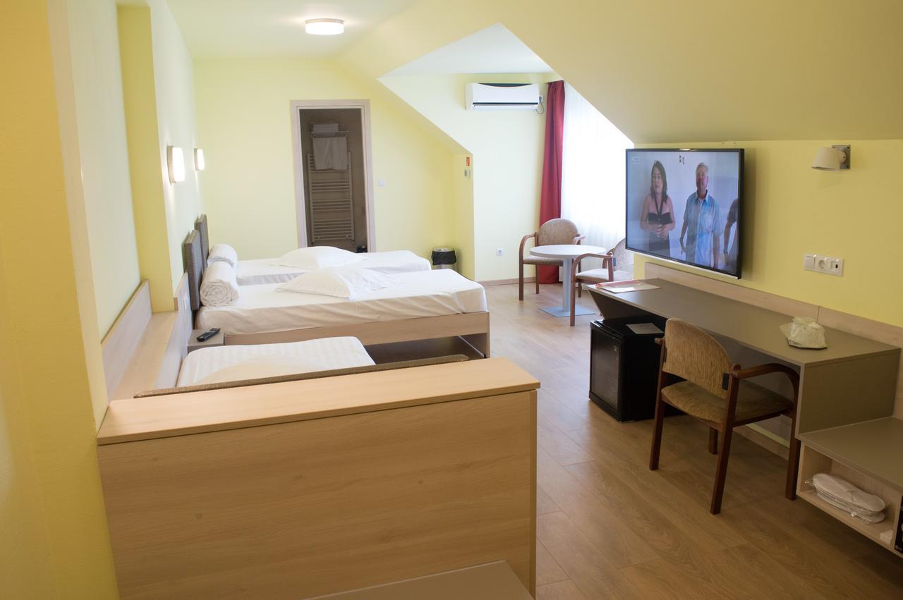 Vila Rosa 2 Hotel คลูจ-นาโปกา ภายนอก รูปภาพ