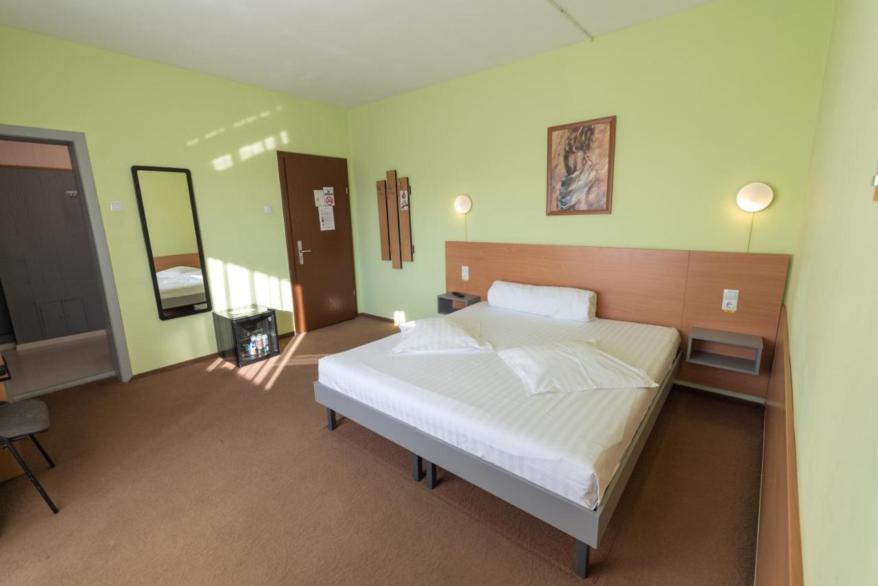 Vila Rosa 2 Hotel คลูจ-นาโปกา ภายนอก รูปภาพ