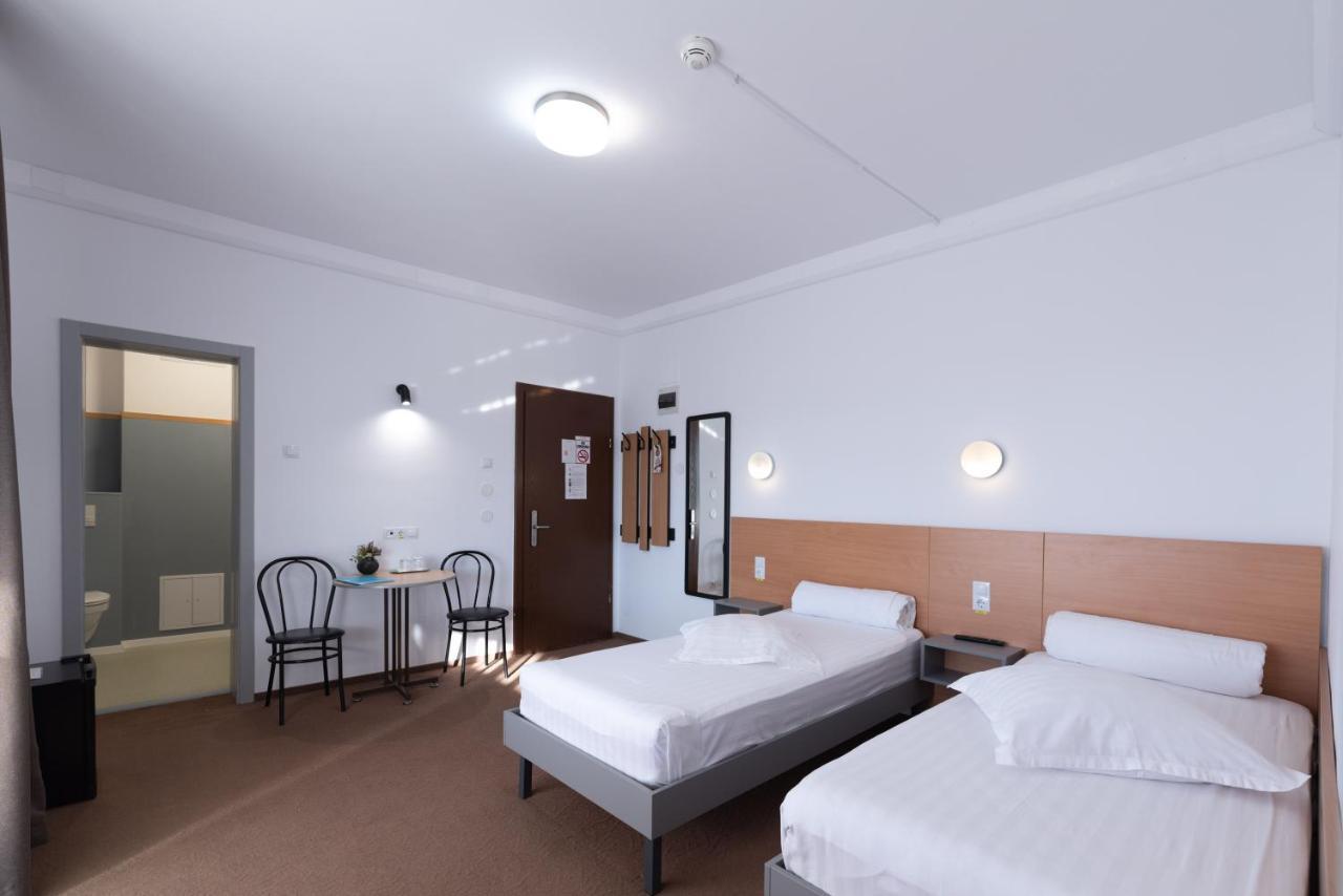 Vila Rosa 2 Hotel คลูจ-นาโปกา ภายนอก รูปภาพ